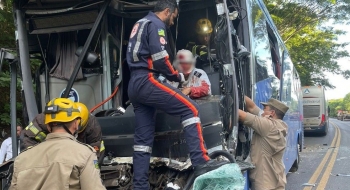Ônibus bate na traseira de caminhão na BR-020